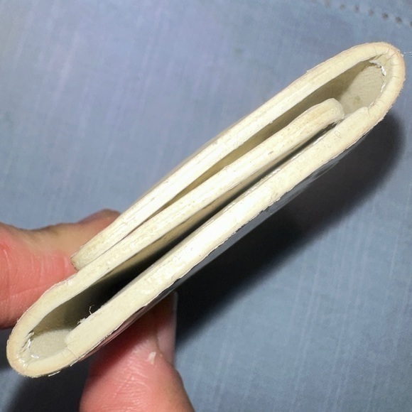 AUTHENTIC Louis Vuitton yellow Vernis keycase. Vintage fair condition. - Picture 2 of 9